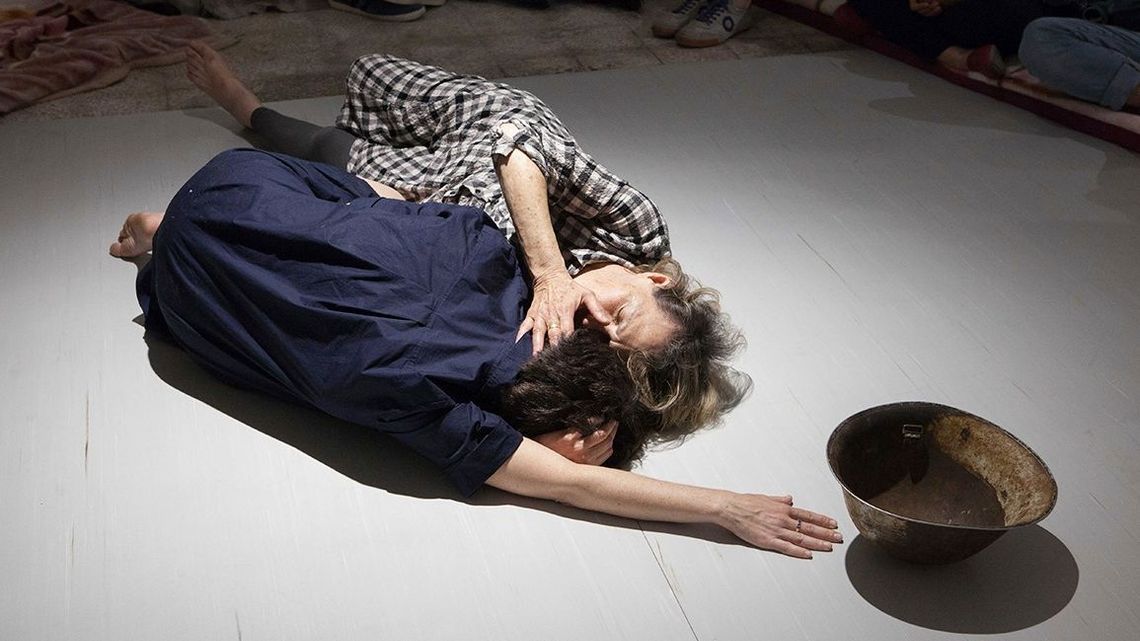 "In-between". Performans w Galerii Labirynt