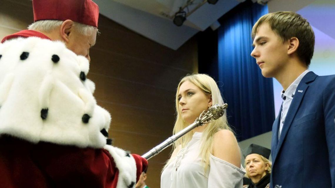 Inauguracja roku akademickiego na UMCS. Premier nie przyjechał, ale przysłał 500 flag Inauguracja roku akademickiego na UMCS. Premier nie przyjechał, ale przysłał 500 flag