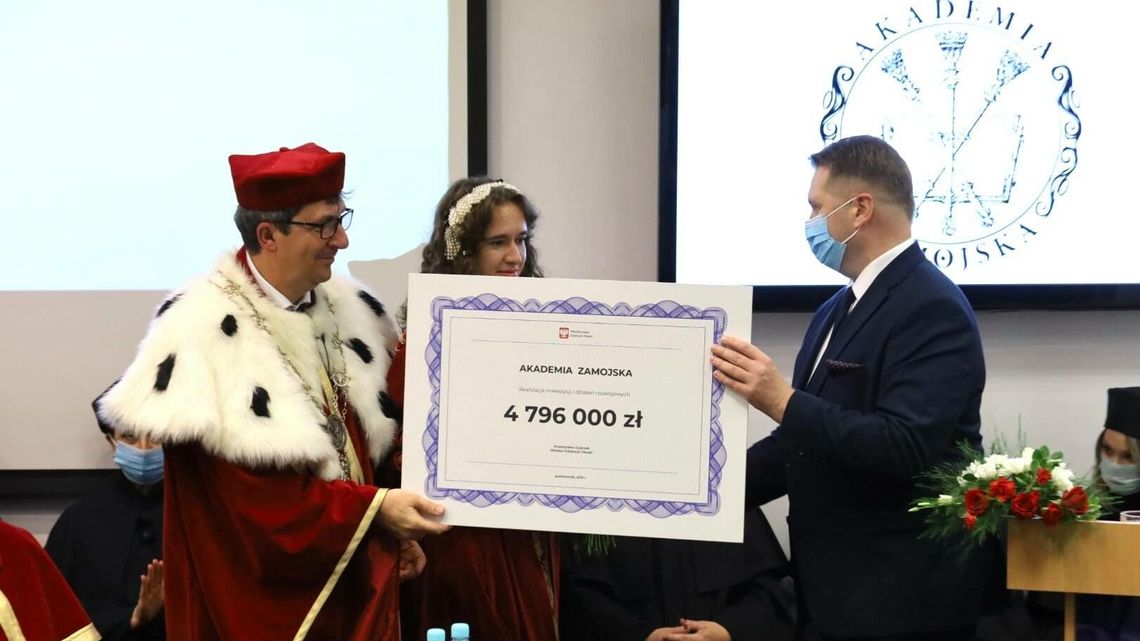 Inauguracja roku na najmłodszej uczelni w Polsce. Minister Czarnek miał drogi prezent Inauguracja roku na najmłodszej uczelni w Polsce. Minister Czarnek miał drogi prezent