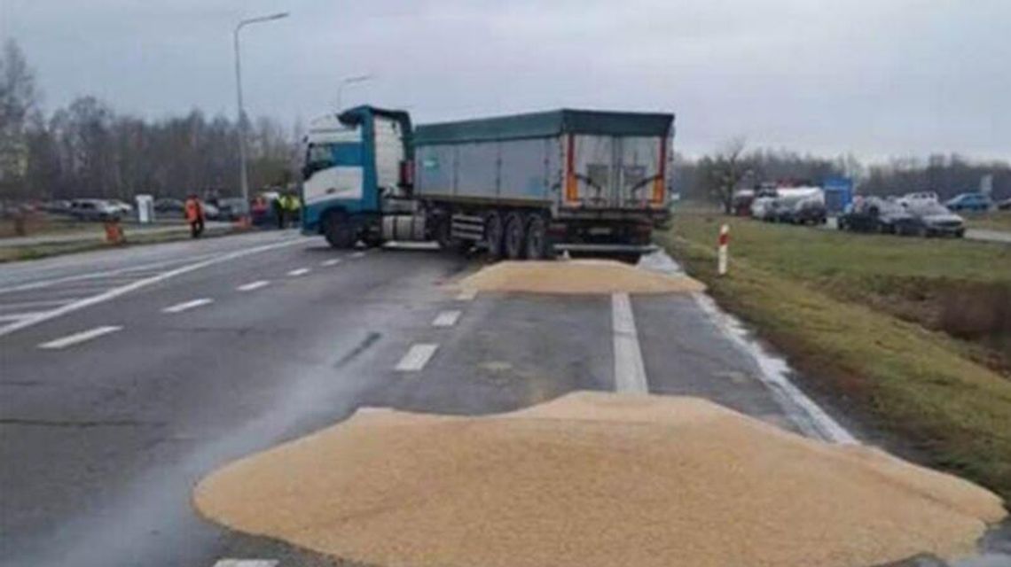 Incydent na granicy. Rolnicy zatrzymali ukraińskie tiry i wysypali zboże na jezdnię