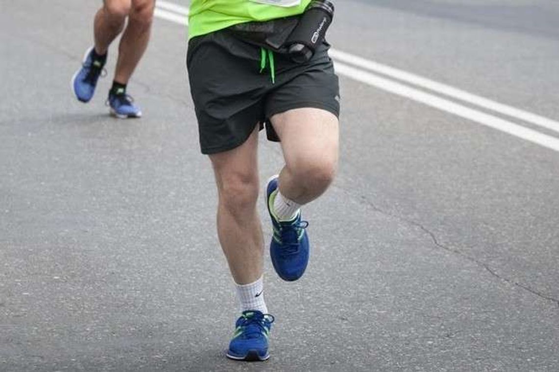 Incydent na trasie Maratonu Lubelskiego. Samochód otarł się o biegacza