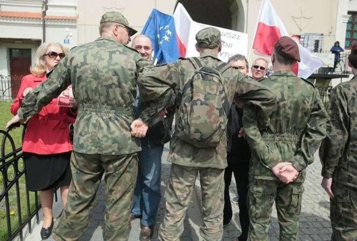 Incydent podczas obchodów 3 maja. Młodzież w beretach zablokowała KOD? (zdjęcia)