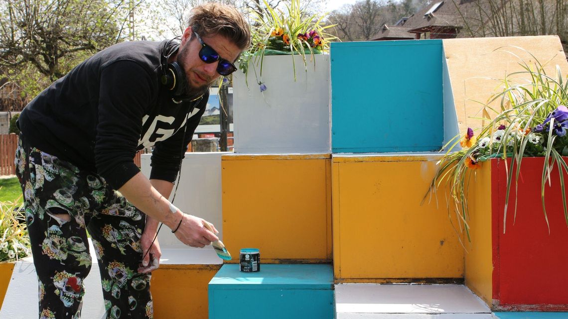 Instalacja nabrała kolorów. Odświeżono rzeźbę w Kazimierzu Dolnym