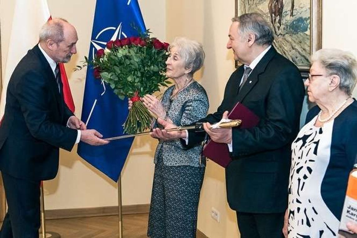 Insygnia generalskie Jana Karskiego wręczone rodzinie bohatera