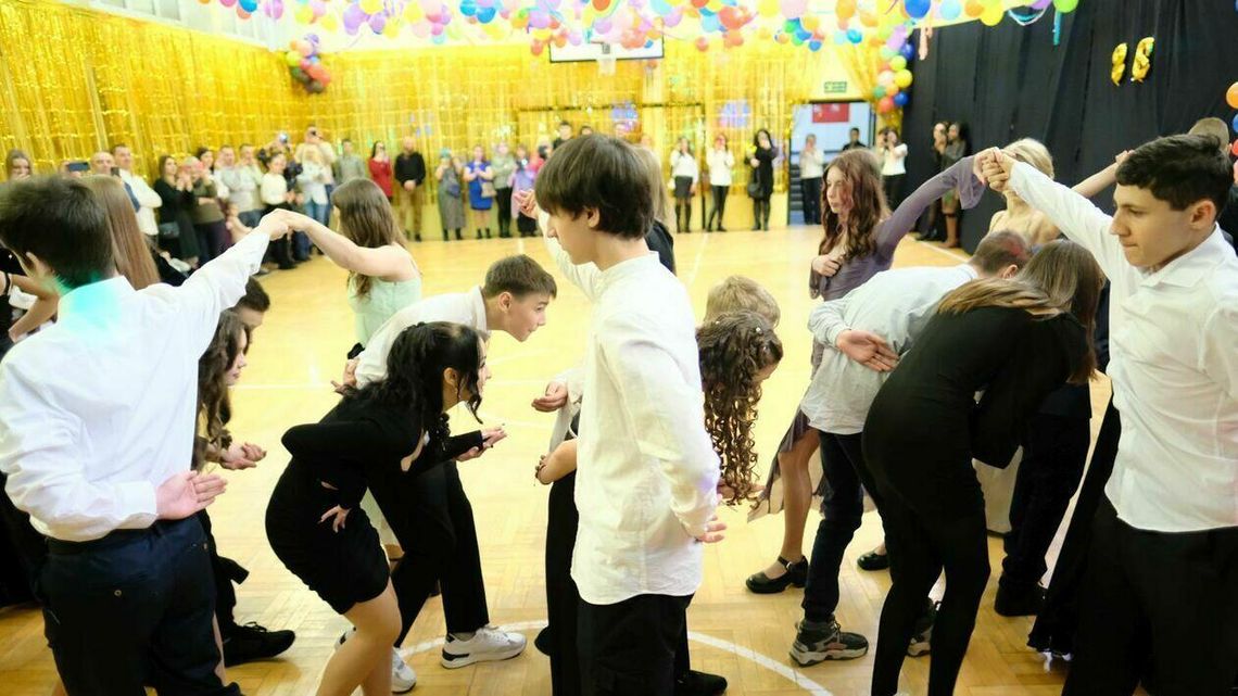 Integracja polsko-ukraińska, czyli bal ósmoklasisty w SP nr 34 Integracja polsko-ukraińska, czyli bal ósmoklasisty w SP nr 34