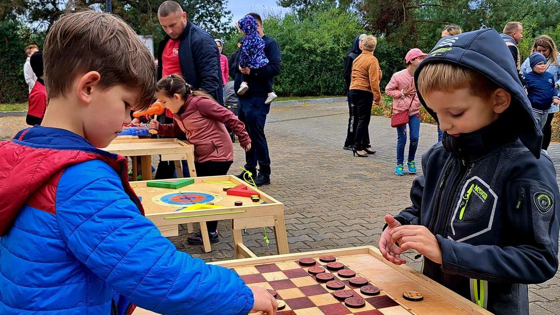 Integracyjna zabawa w plenerze. Politycy przybyli z prezentami