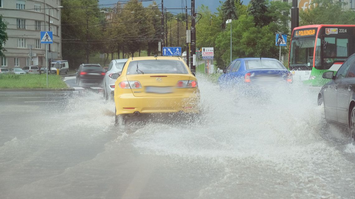 Intensywne burze przechodzą nad woj. lubelskim. Połamane drzewa i zalane posesje