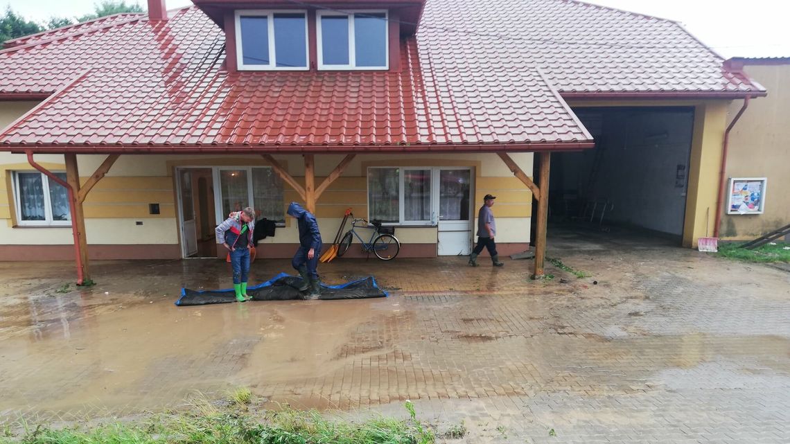 Intensywne opady deszczu. Zalana m.in. remiza strażacka. IMiGW wydał kolejny komunikat Intensywne opady deszczu. Zalana m.in. remiza strażacka. IMiGW wydał kolejny komunikat