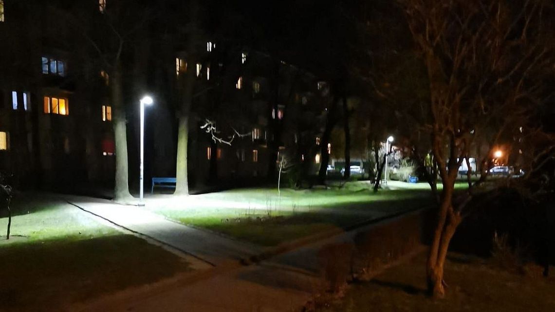 Internauci drwią z nowych lamp na osiedlu w Kraśniku. "Trzeba będzie chodnik przełożyć"