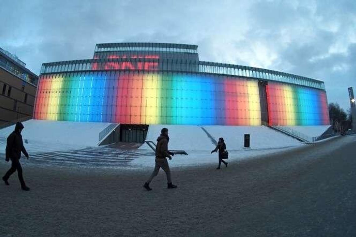 Internauci: Kolory tęczy na CSK promują homoseksualizm. "To tylko testy techniczne"