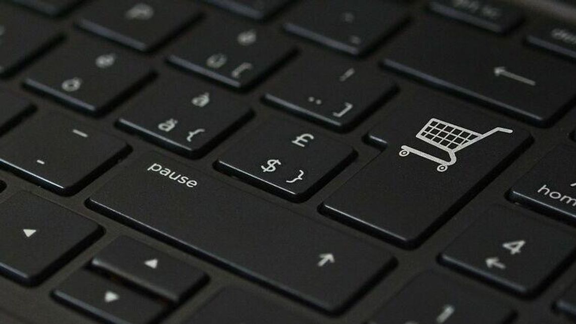 Internetowy oszust. Zamiast skrzyni biegów, w paczce było coś innego