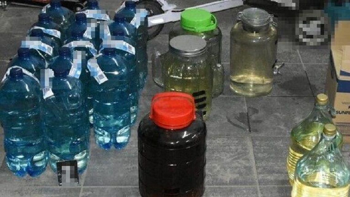 Interwencja w sprawie rodzinnej. Policjanci odkryli "butelki z cieczą"  