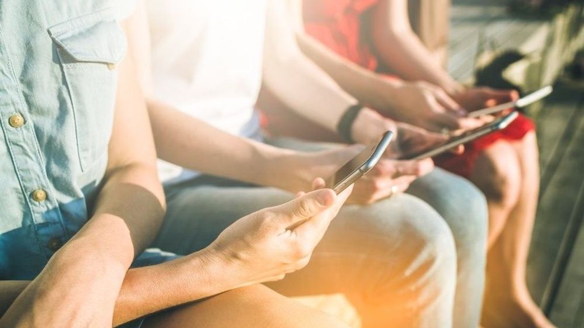 iPhone X czy Samsung 10? Który flagowy smartfon wytrzyma dłużej na baterii? iPhone X czy Samsung 10? Który flagowy smartfon wytrzyma dłużej na baterii?