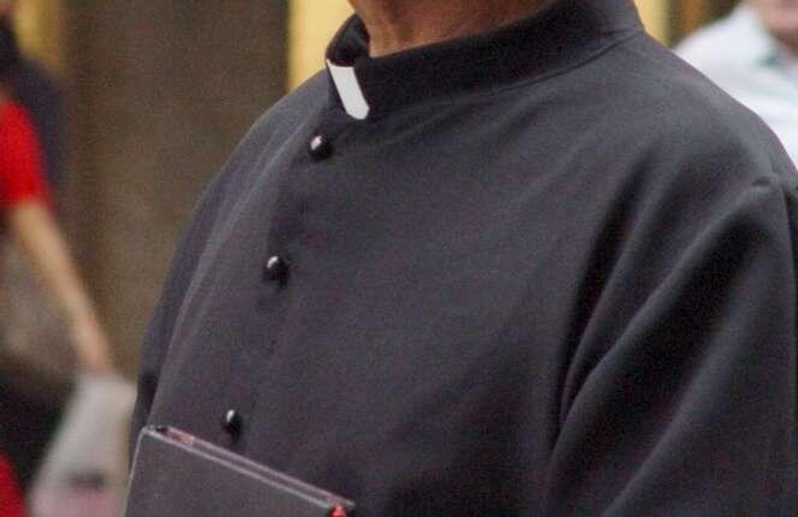 Izbica: Ksiądz znowu prowadził auto po alkoholu, wjechał w posesję