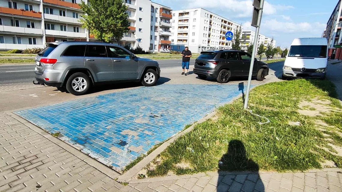 "Ja tylko na chwilę". Parkują i blokują wjazd na miejsce niepełnosprawnym "Ja tylko na chwilę". Parkują i blokują wjazd na miejsce niepełnosprawnym