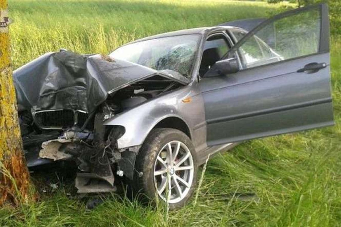 Jabłoń: Kierowca rozbił BMW na drzewie