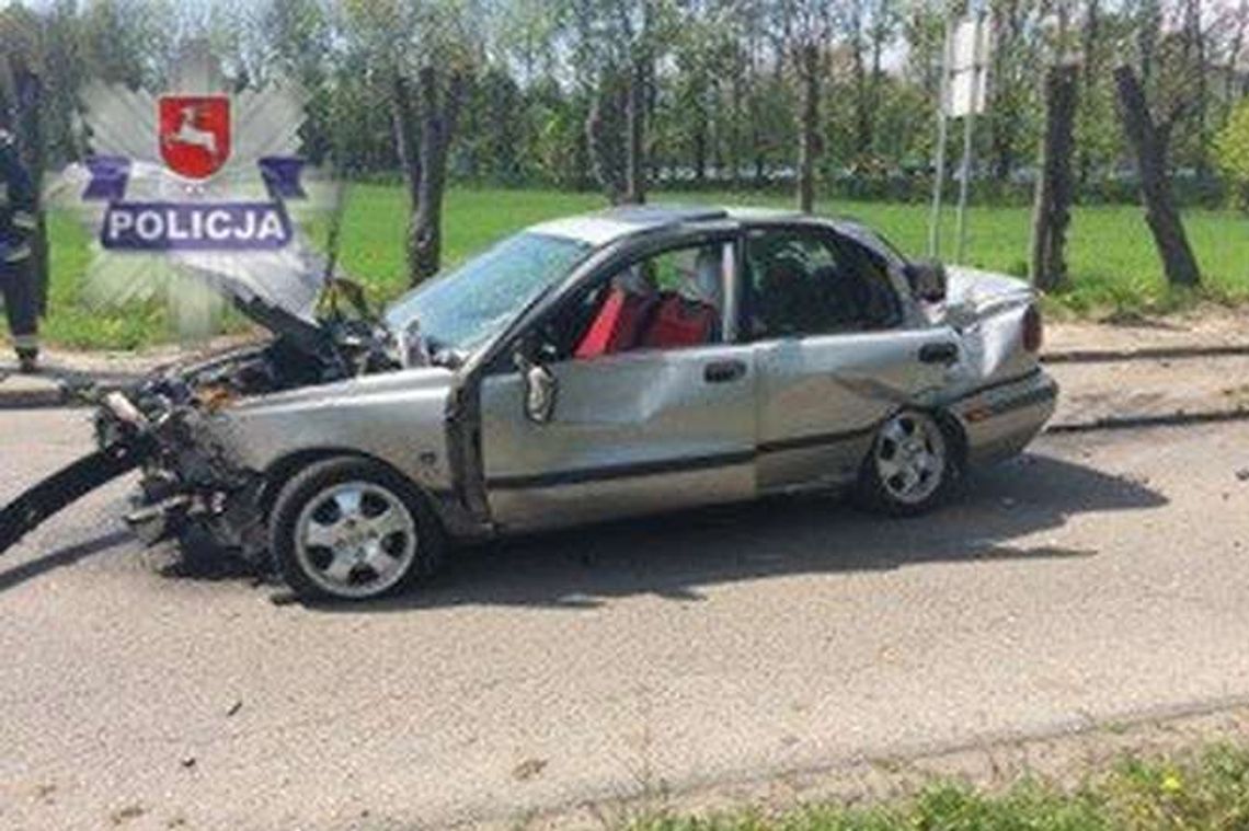 Jabłoń. Volvo uderzyło w drzewo