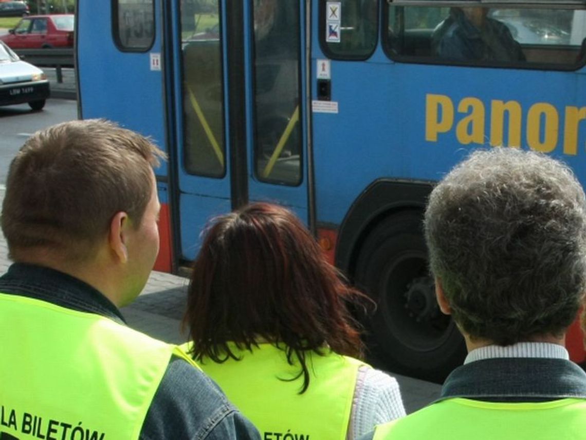 Jadą bez biletu, napadają na kontrolerów