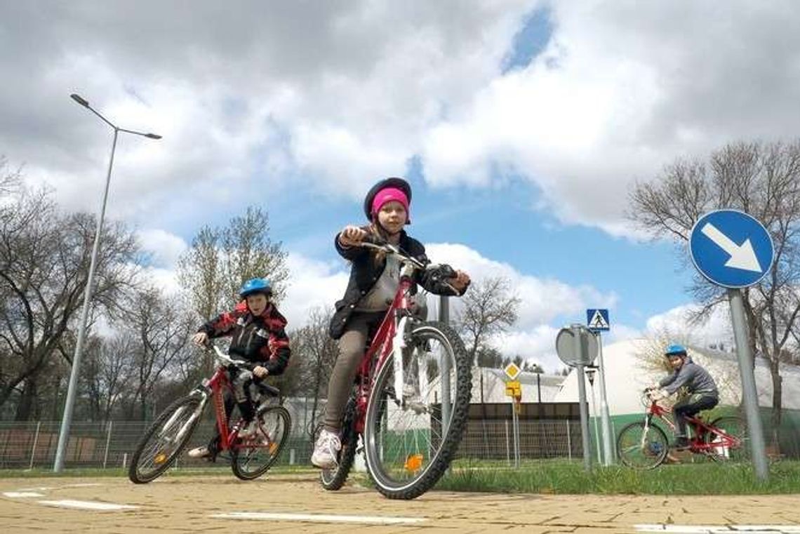 Jak bezpiecznie jeździć rowerem? Akcja w Miasteczku Ruchu Drogowego Jak bezpiecznie jeździć rowerem? Akcja w Miasteczku Ruchu Drogowego