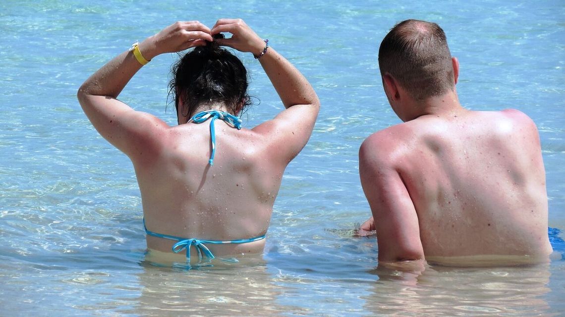 Jak bezpiecznie opalać się w wakacje?