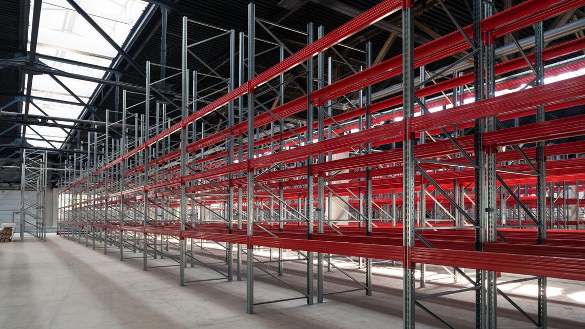 Jak dobrać odpowiednie regały metalowe, aby spełniały wymagania branży i środowiska