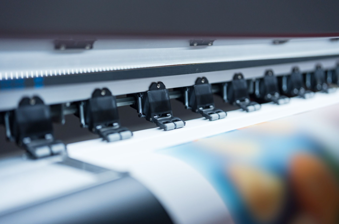 Jak dobry druk pomaga firmie wyglądać bardziej profesjonalnie? drukarka wielkoformatowa w trakcie pracy