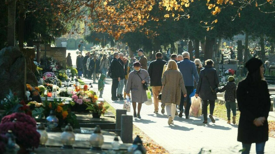 Jak dojedziemy na cmentarze w Lublinie. Zmiany od 28 października do 1 listopada 2022