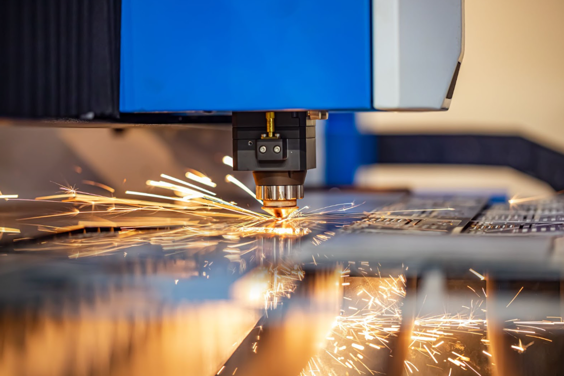 Jak działa laserowe cięcie metalu? Technologia, zasada działania i zastosowania laserowe wycinanie metalowych elementów
