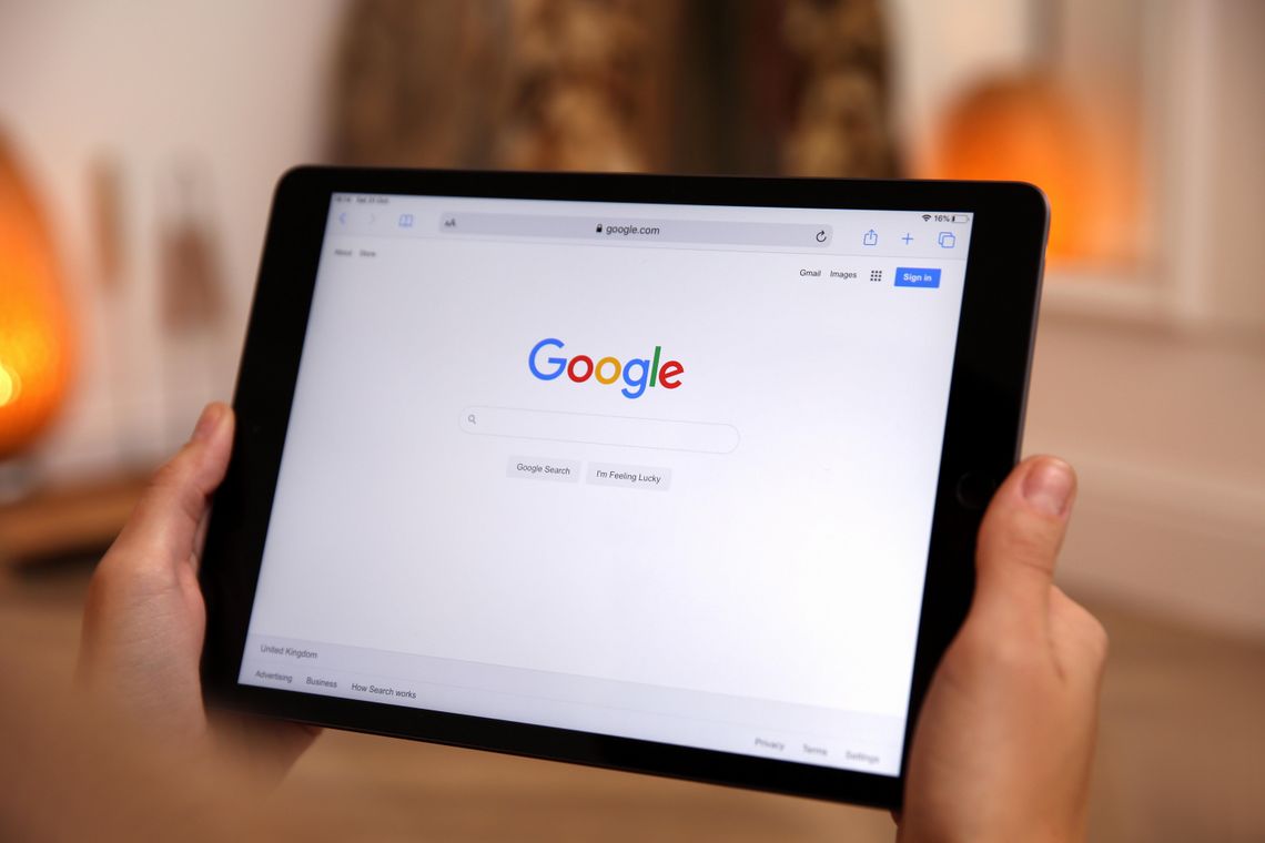 Jak działa pozycjonowanie stron w Google dla firm B2B? Tablet z wyszukiwarką Google na ekranie