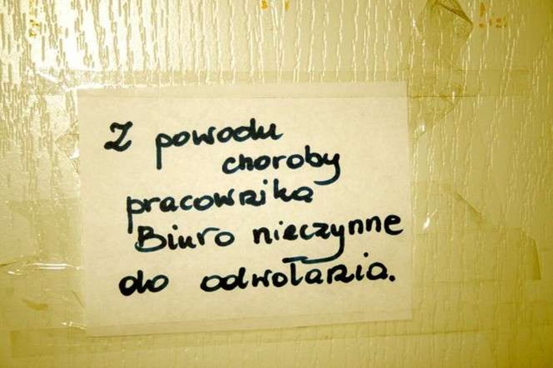 Jak działają biura poselskie? "Drzwi zamknięte, telefony milczą"