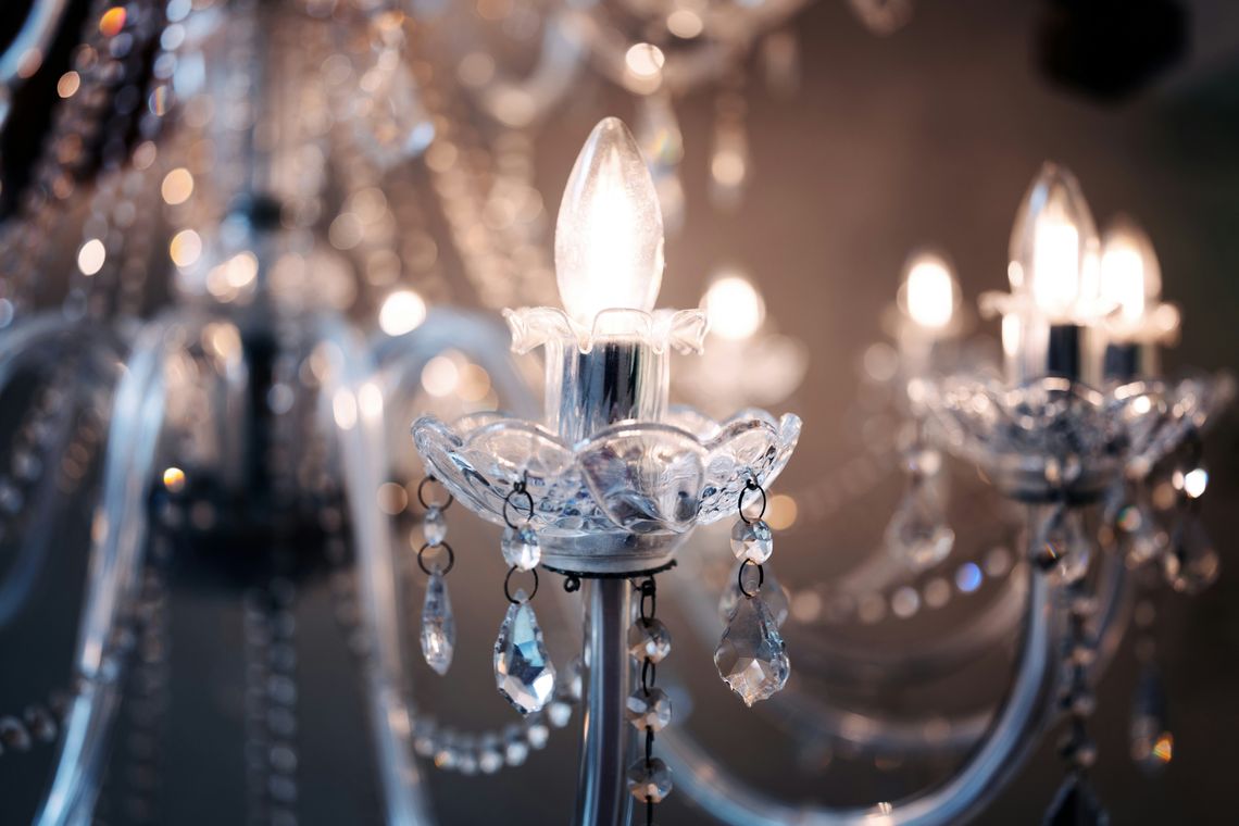 Jak kryształowe kinkiety ścienne dodają elegancji nawet prostym aranżacjom?