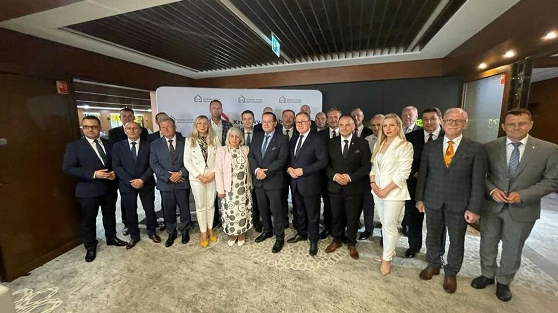 Jak ludzie PiS zawłaszczyli spółkę do budowy mieszkań. Ekspert: Przypadek partyjnego kumoterstwa Jak ludzie PiS zawłaszczyli spółkę do budowy mieszkań. Ekspert: Przypadek partyjnego kumoterstwa