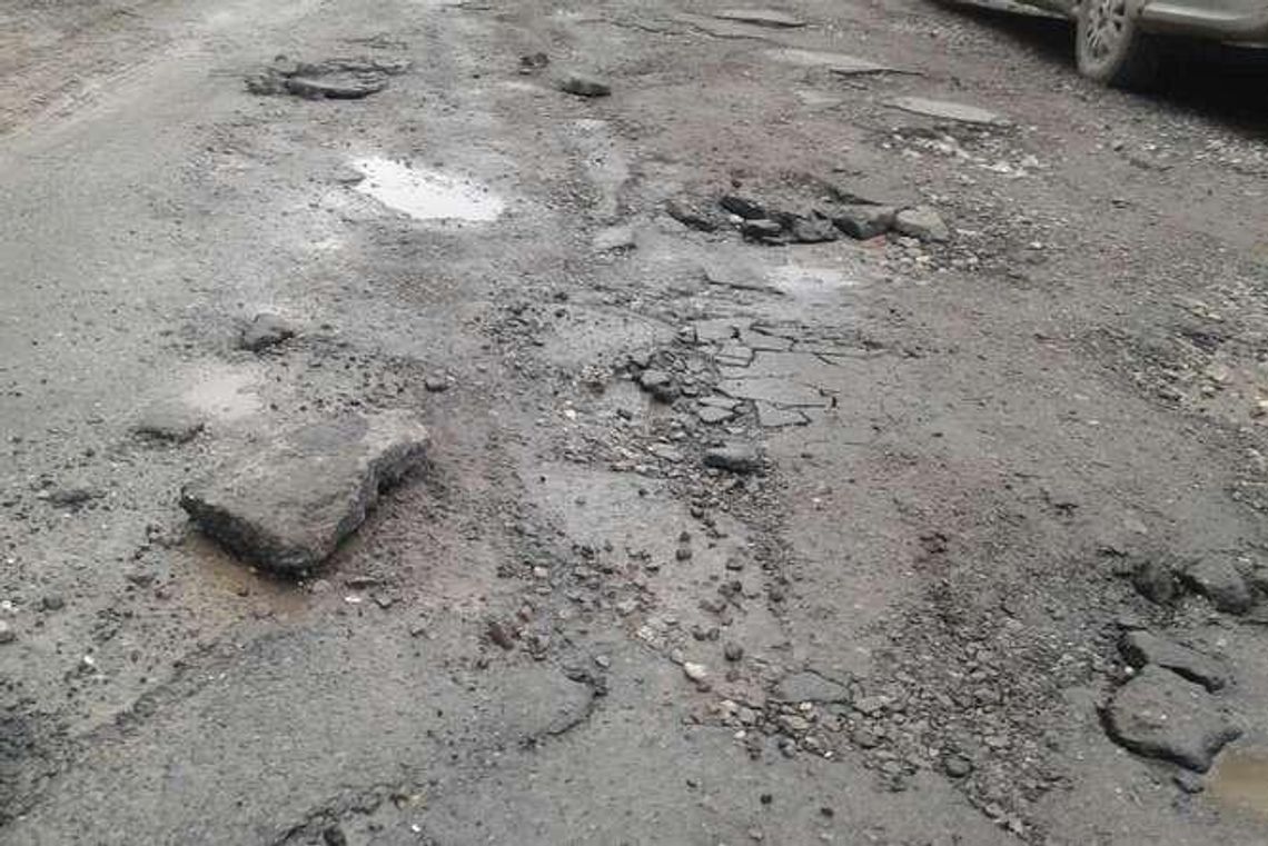 Jak na poligonie, czyli "Miss Dziur 2017". Fatalny stan dróg na Waszych zdjęciach