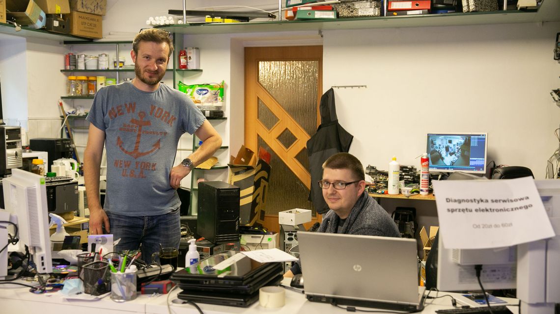 Jak pan Irek z Zamościa został Czarodziejem. Naprawił już kilkaset komputerów, które trafiły do dzieci