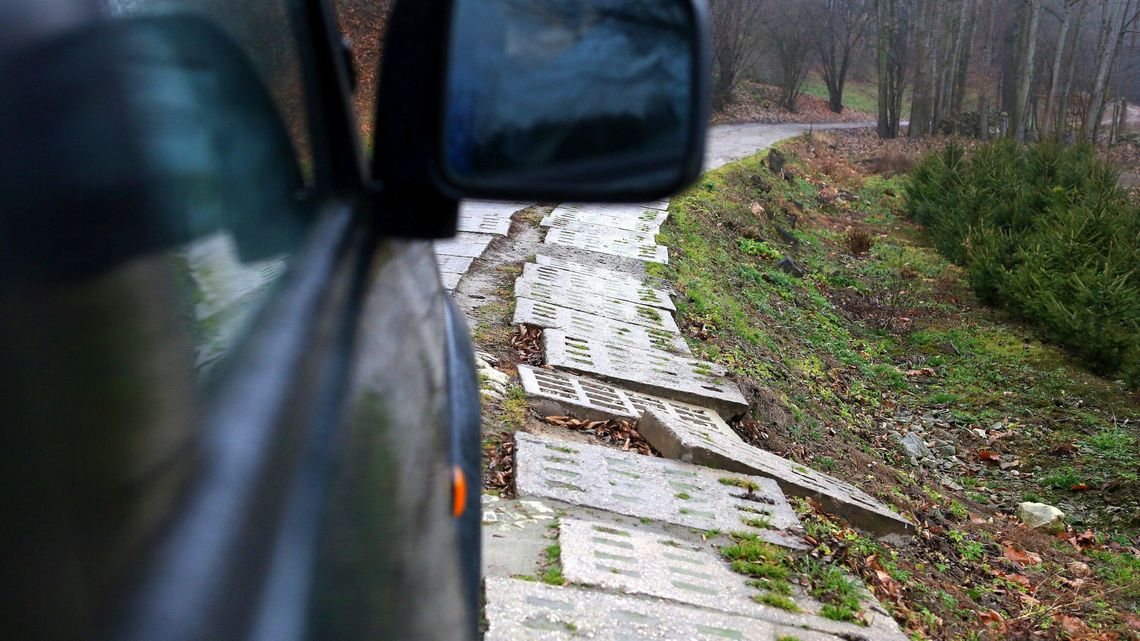 Jak popada, to przejechać można tylko terenówką albo traktorem