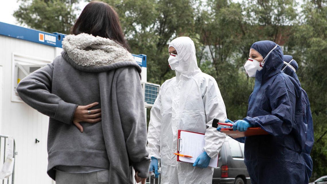 Jak potoczy się dalej pandemia koronawirusa? Eksperci z PAN wskazują pięć scenariuszy