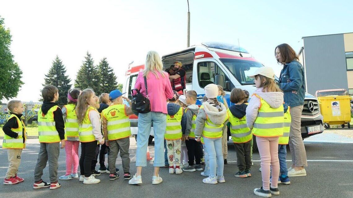 Jak ratować ludzkie życie? Przedszkolaki z wizytą u ratowników medycznych Jak ratować ludzkie życie? Przedszkolaki z wizytą u ratowników medycznych