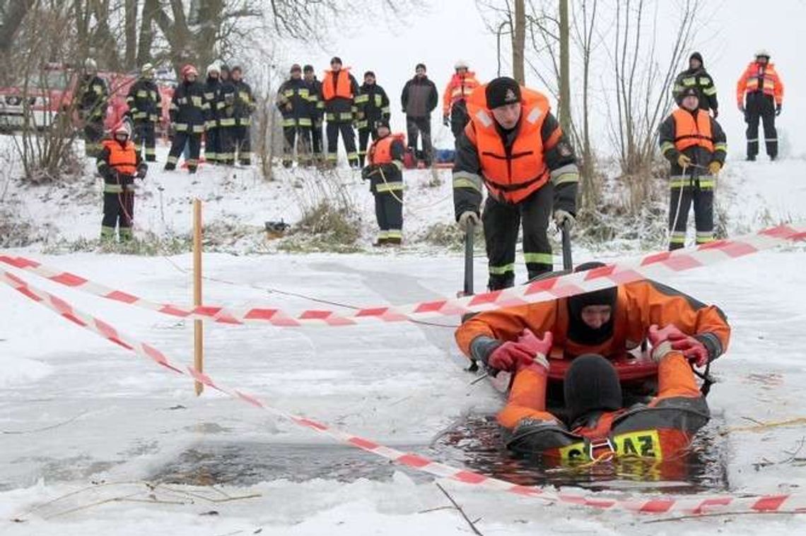 Jak ratować na lodzie? Ćwiczenia strażaków z Puław