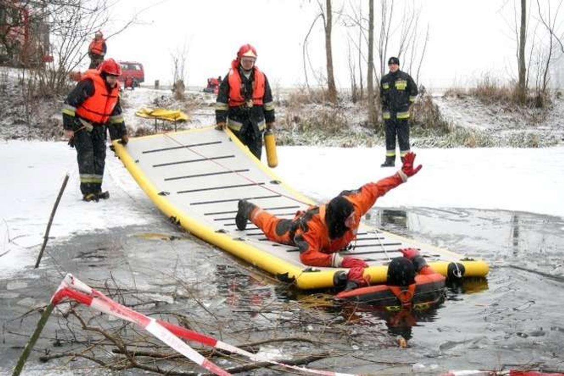 Jak ratować tonących. Strażacy ćwiczyli na lodzie Jak ratować tonących. Strażacy ćwiczyli na lodzie