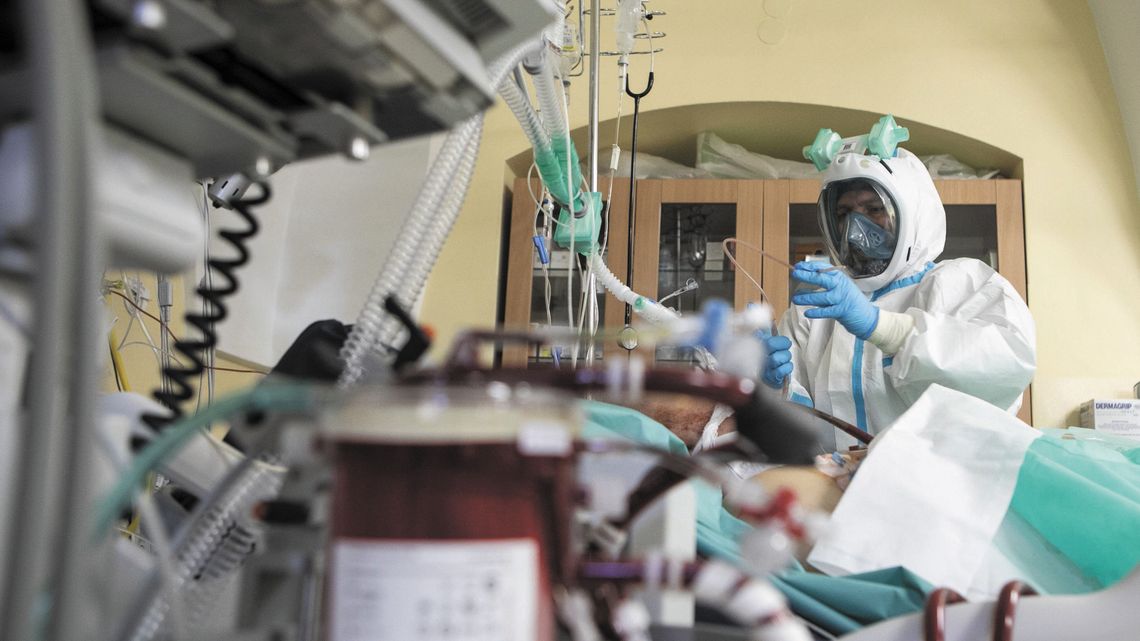 Jak się leczy pacjentów z COVID-19? Osocze, remdesivir, amantadyna, tocilizumab