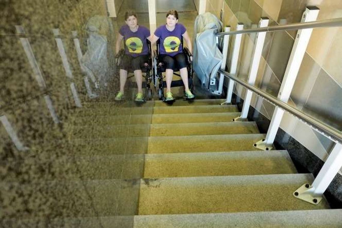 Jak się poruszać na wózku po dworcu? Testowali pod okiem ochroniarzy (wideo)