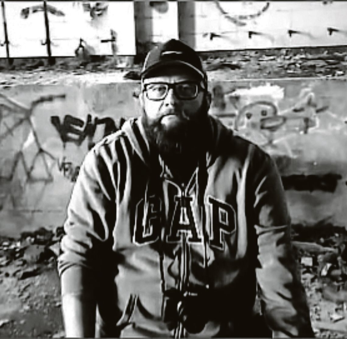 Czarno-biała fotografia portretowa w industrialnym otoczeniu