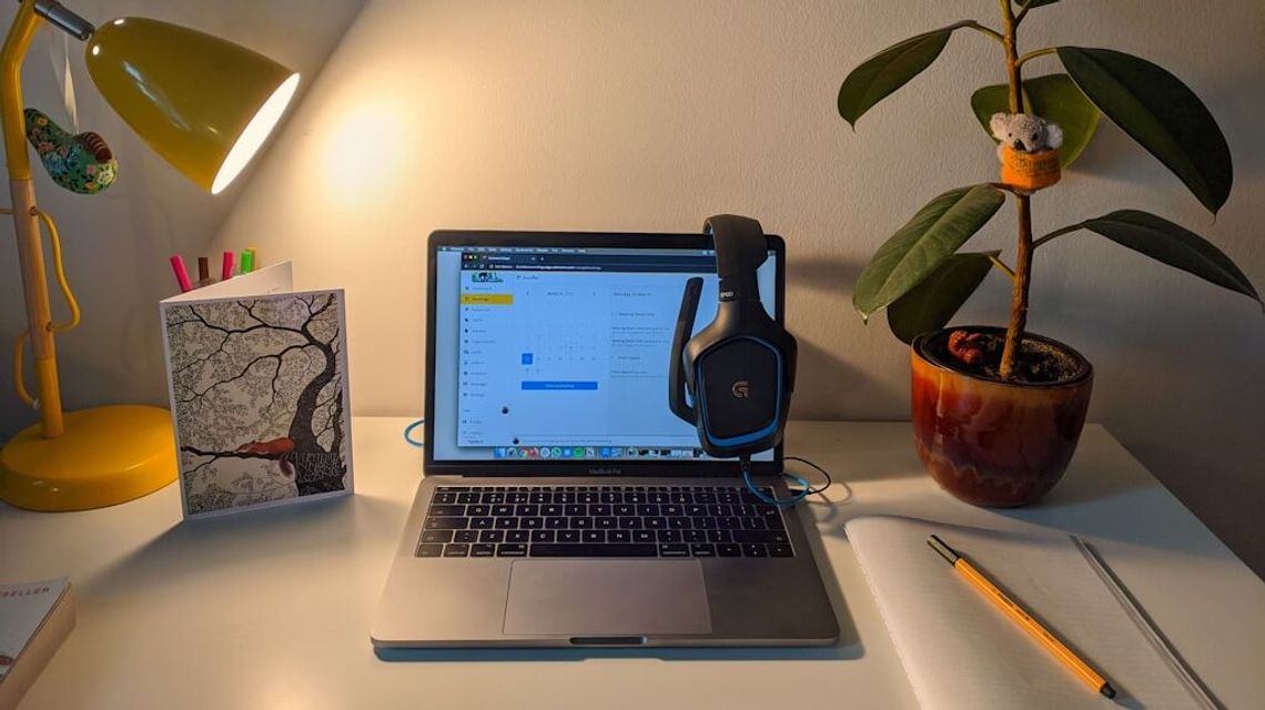 Jak stworzyć idealne domowe biuro i kącik do nauki? Praktyczny poradnik dla uczniów, studentów i pracowników zdalnych