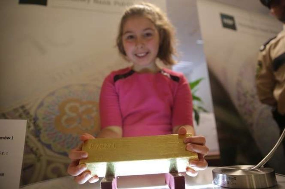 Jak to jest trzymać w ręku sztabę złota wartą 2 miliony złotych? Dni otwarte w NBP Jak to jest trzymać w ręku sztabę złota wartą 2 miliony złotych? Dni otwarte w NBP