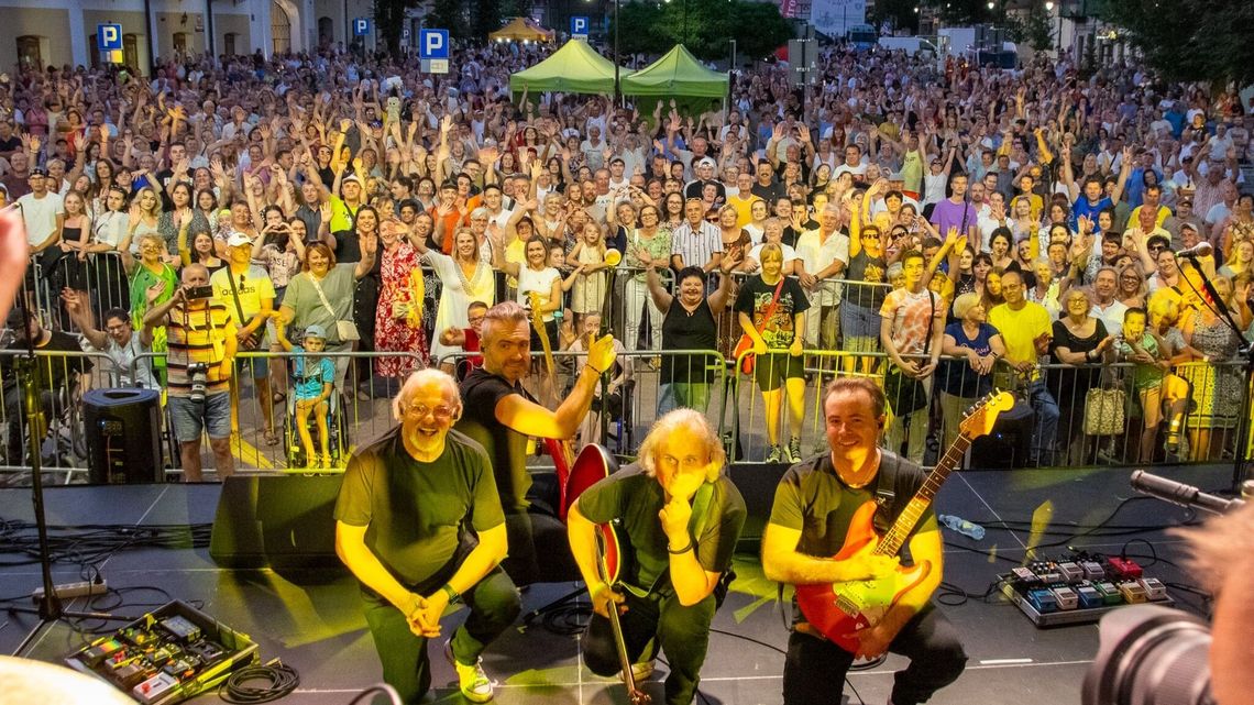 Jak wakacje to tylko we Włodawie. Wczoraj Czerwone Gitary, dziś późnym wieczorem w Rynku zagra Budka Suflera Jak wakacje to tylko we Włodawie. Wczoraj Czerwone Gitary, dziś późnym wieczorem w Rynku zagra Budka Suflera