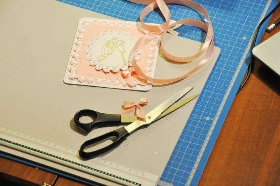 Jak wręczać zaproszenia ślubne? Wskazówki ku właściwemu zapraszaniu gości