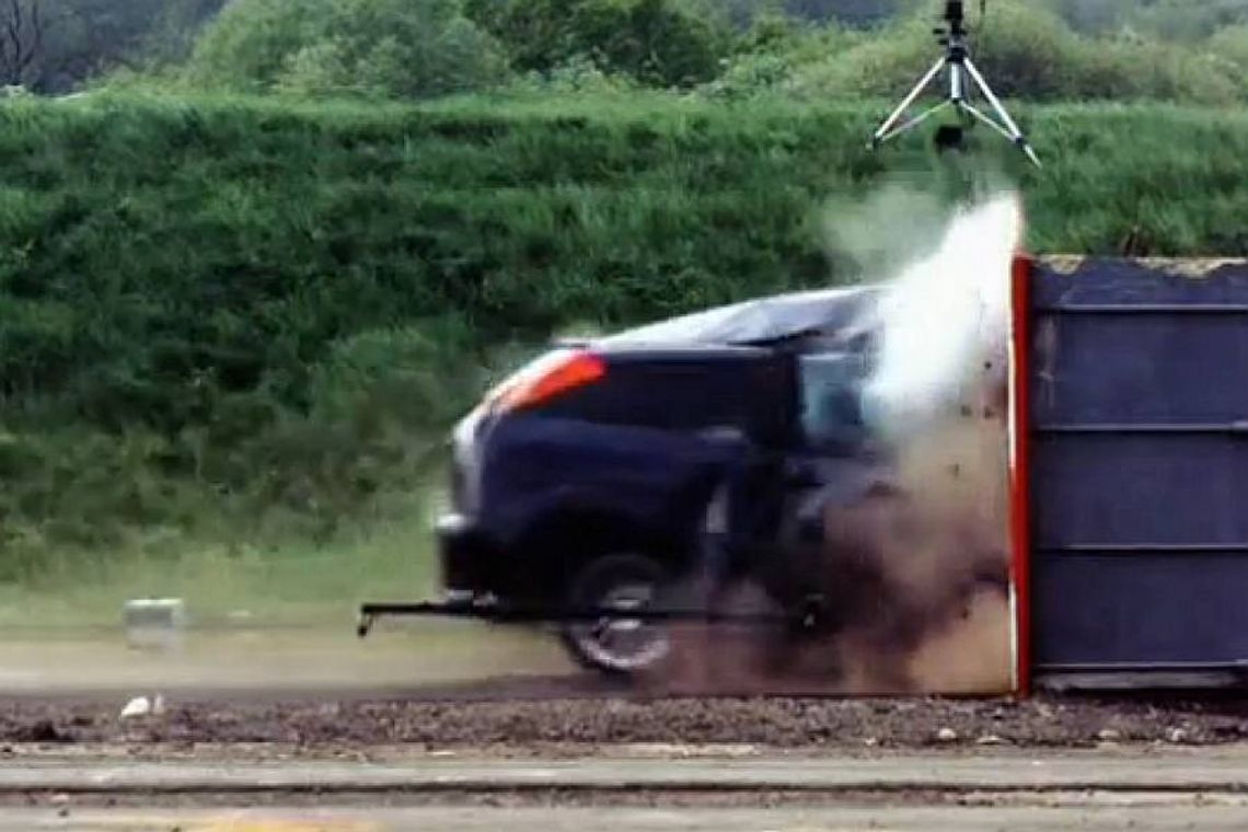 Jak wygląda samochód po zderzeniu przy prędkości 190 km/h