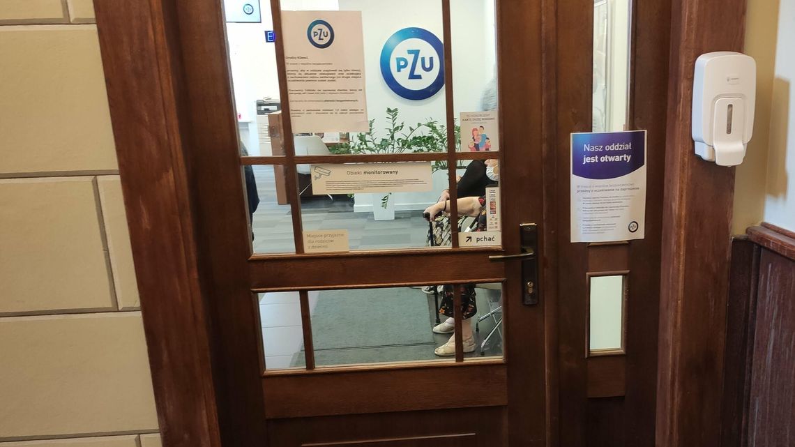 Jak zachować dystans w zatłoczonej kolejce? Seniorka: "To co mnie spotkało to jest poniewieranie ludzi" Jak zachować dystans w zatłoczonej kolejce? Seniorka: "To co mnie spotkało to jest poniewieranie ludzi"