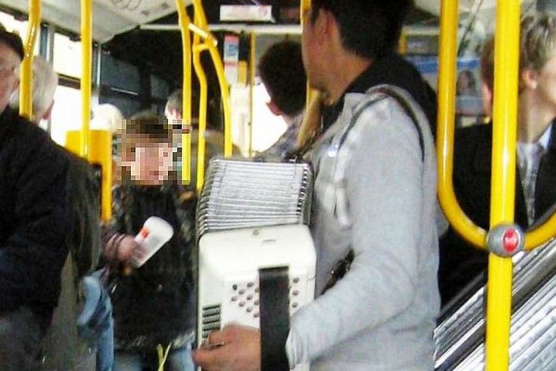 Jak zarabiają dzieci: Koncert akordeonowy w autobusie linii nr 26