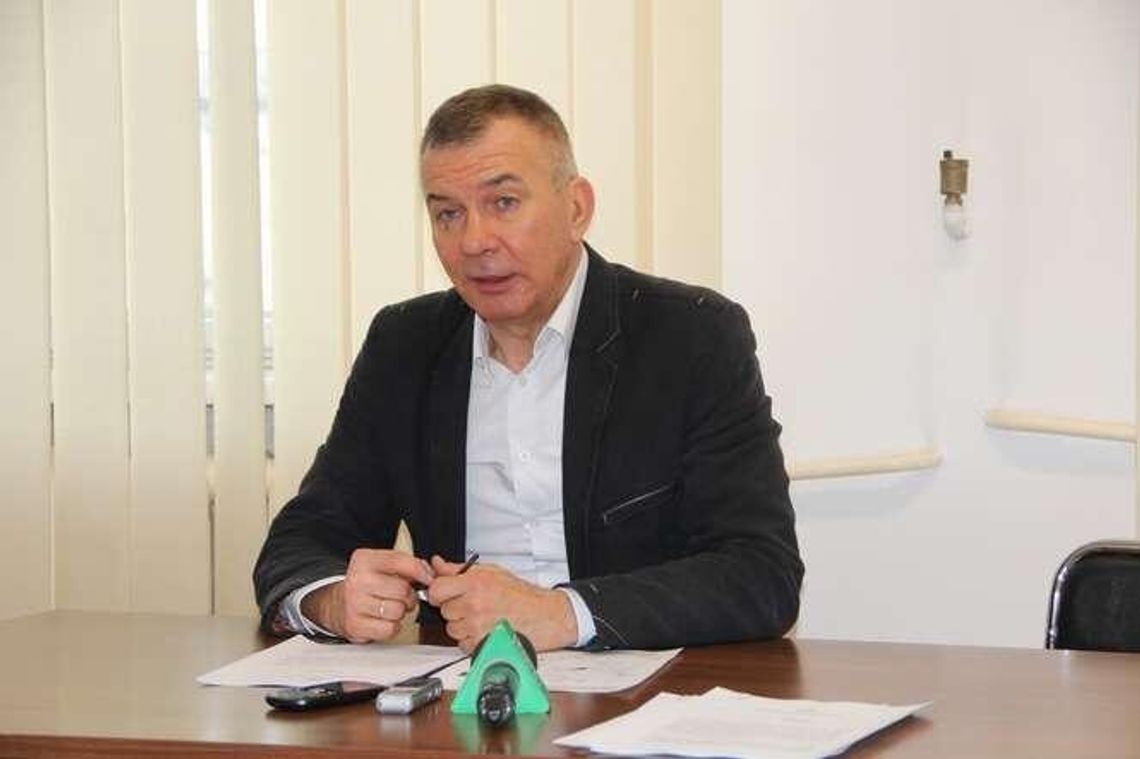 Jak zmienić oznakowanie dróg w pow. bialskim. Poseł pyta i rozdaje odblaski